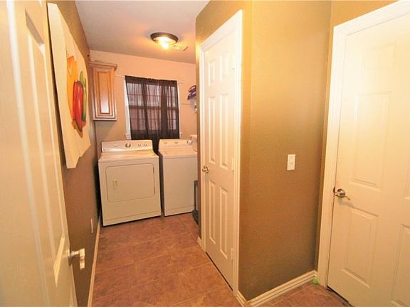 4th image of 1019 Applewood Cir