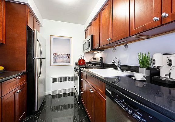 4th image of 4 E 89th St APT 3A