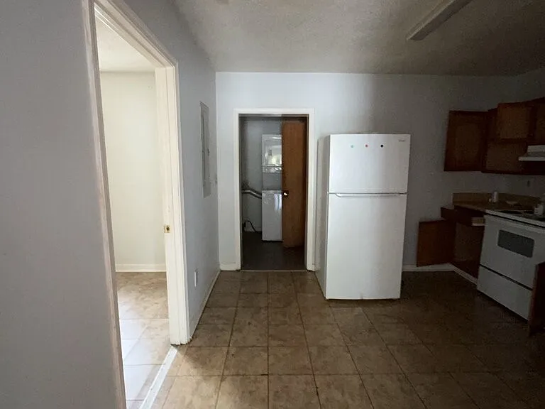 2 bed, 1.0 bath, $700 — Photo 8