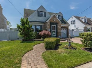 49 W 3rd St, Freeport, NY 11520