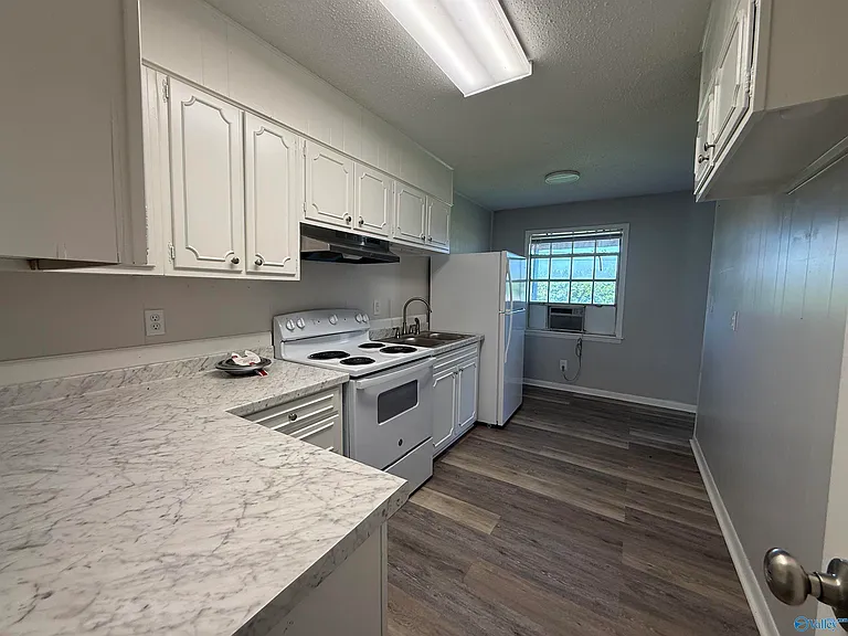206 Cloverleaf Dr #8 — Photo 1