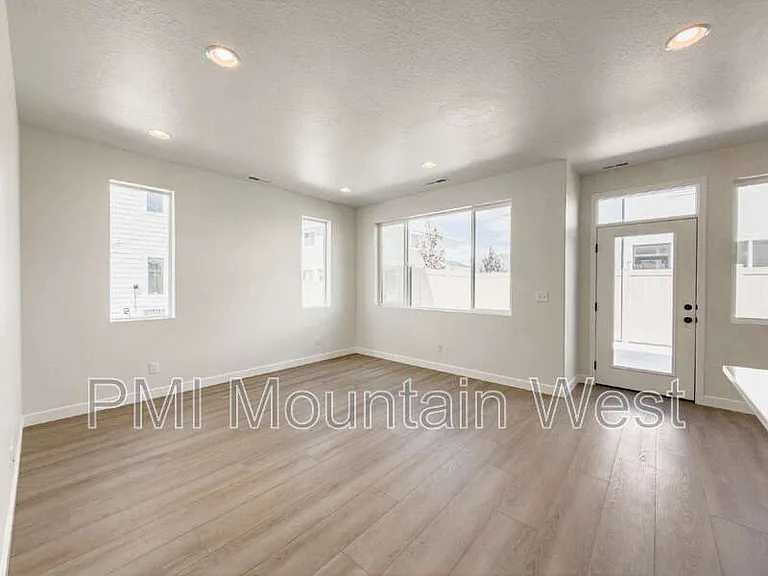 2606 N 2125 W — Photo 11