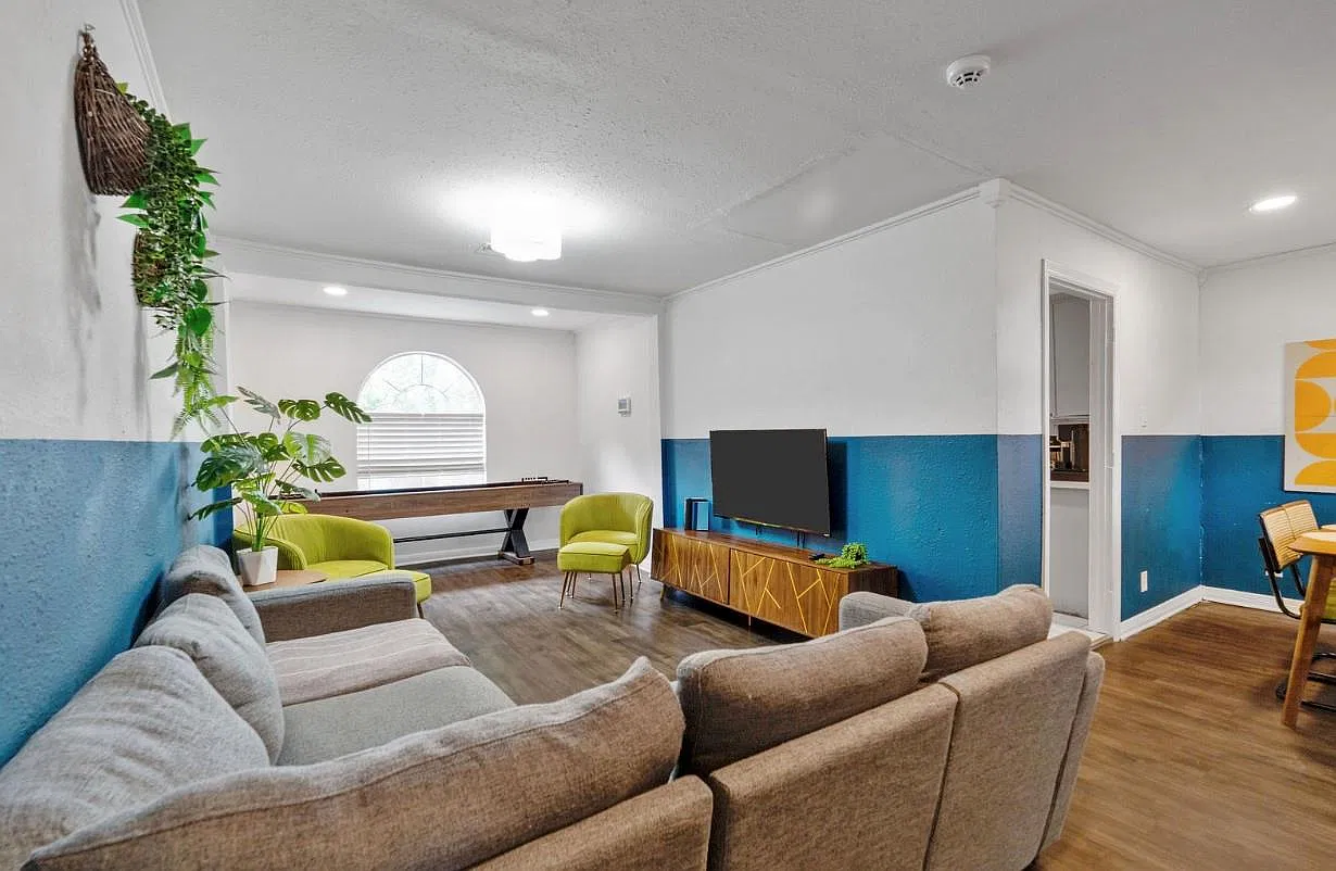 3 bed, 1056 sqft, $1,975 — Photo 3