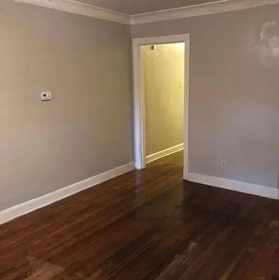 693 Loeb St — Photo 3