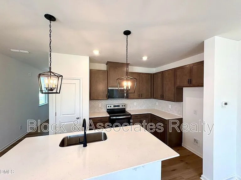 2040 Oakdale Dr — Photo 2