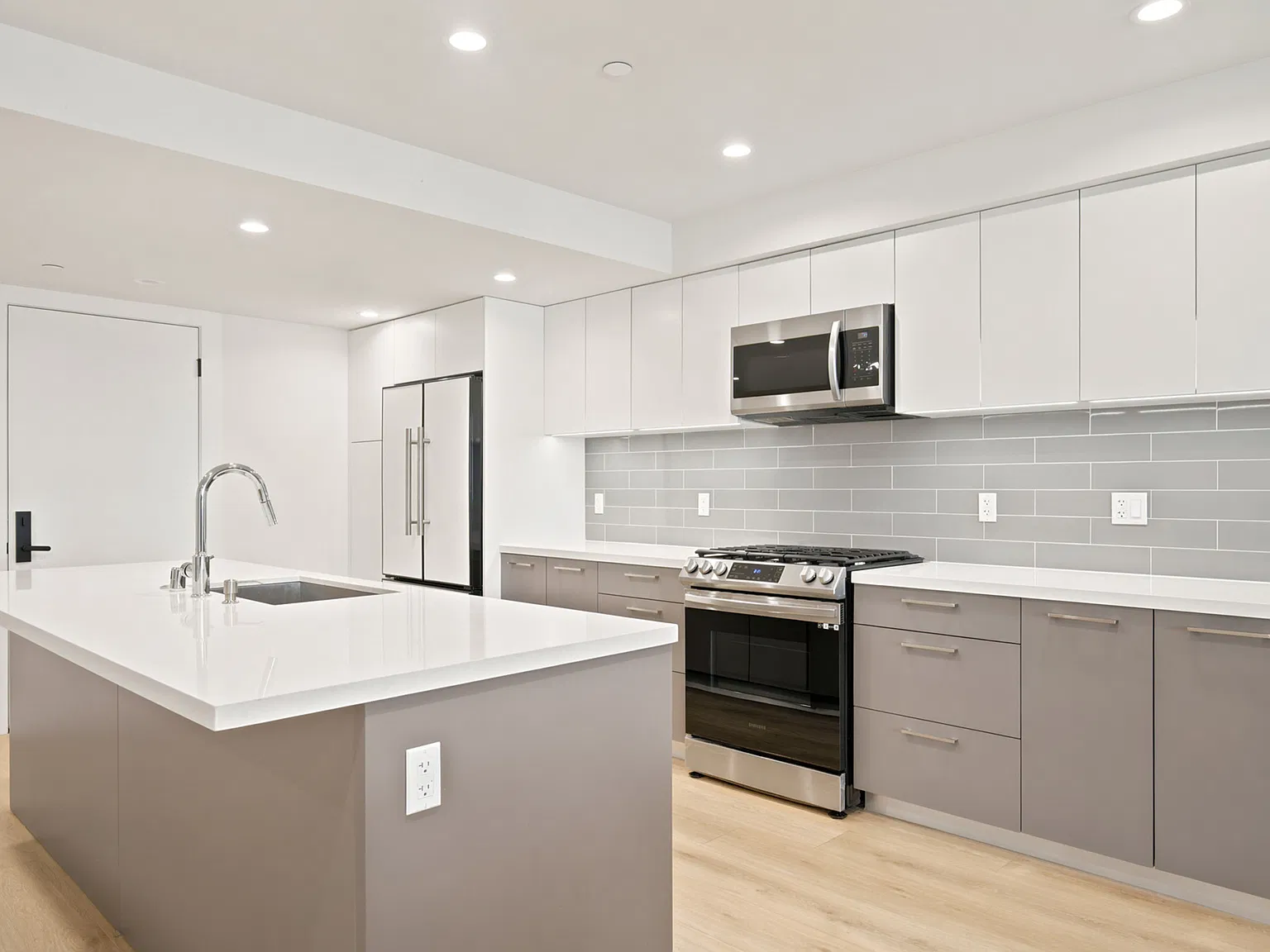 3 bed, 1759 sqft, $5,804 — Photo 2