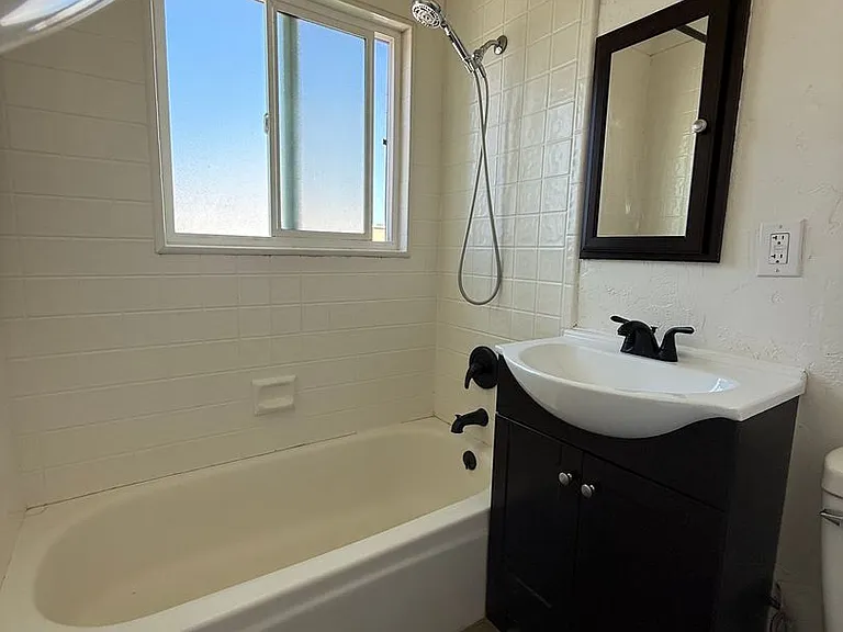 558 E Thompson Blvd — Photo 9