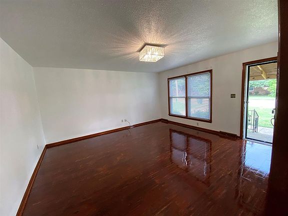 3rd image of 926 Walnut Park Dr