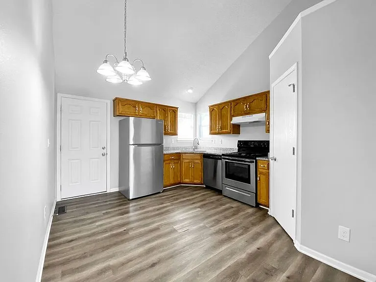 1020 NE Queens Ct — Photo 7