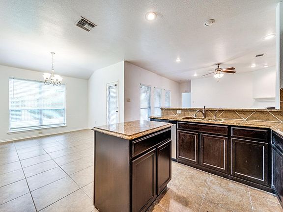 5th image of 920 English Ivy Dr