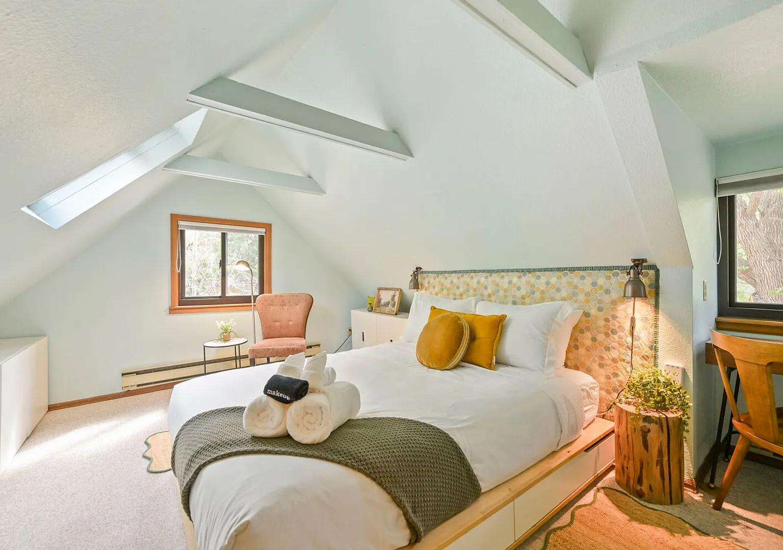 Cozy Top-Floor 2BR | Mountain Balcony Retreat — Photo 3