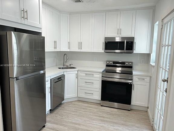 3rd image of 940 NW 134th St