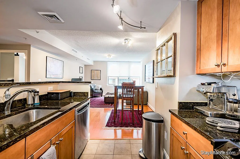 1020 N Highland St — Photo 3