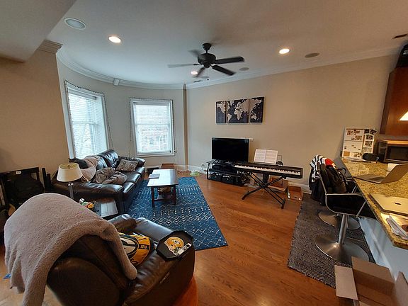 3rd image of 648 W Wellington Ave APT 2W