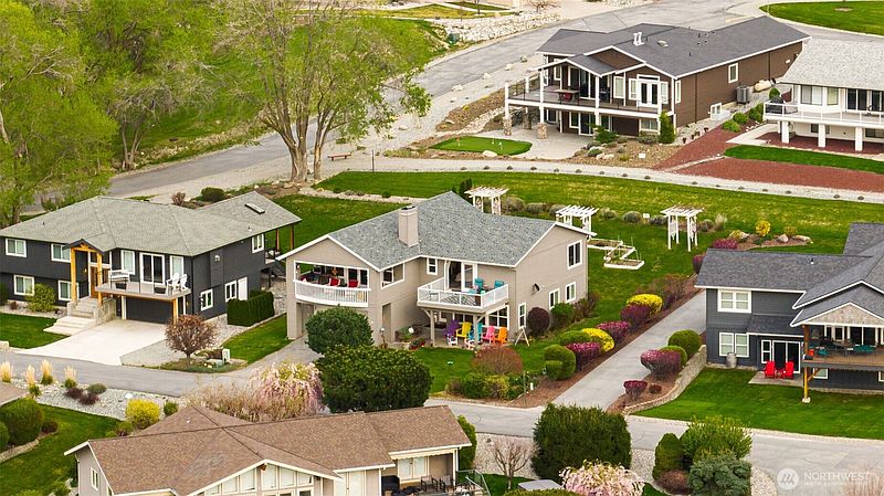 2nd image of 207 Manson View Drive