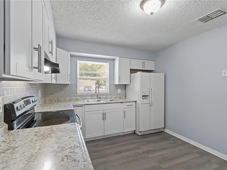 1703 Birchwood Cir #1-1703 — Photo 1