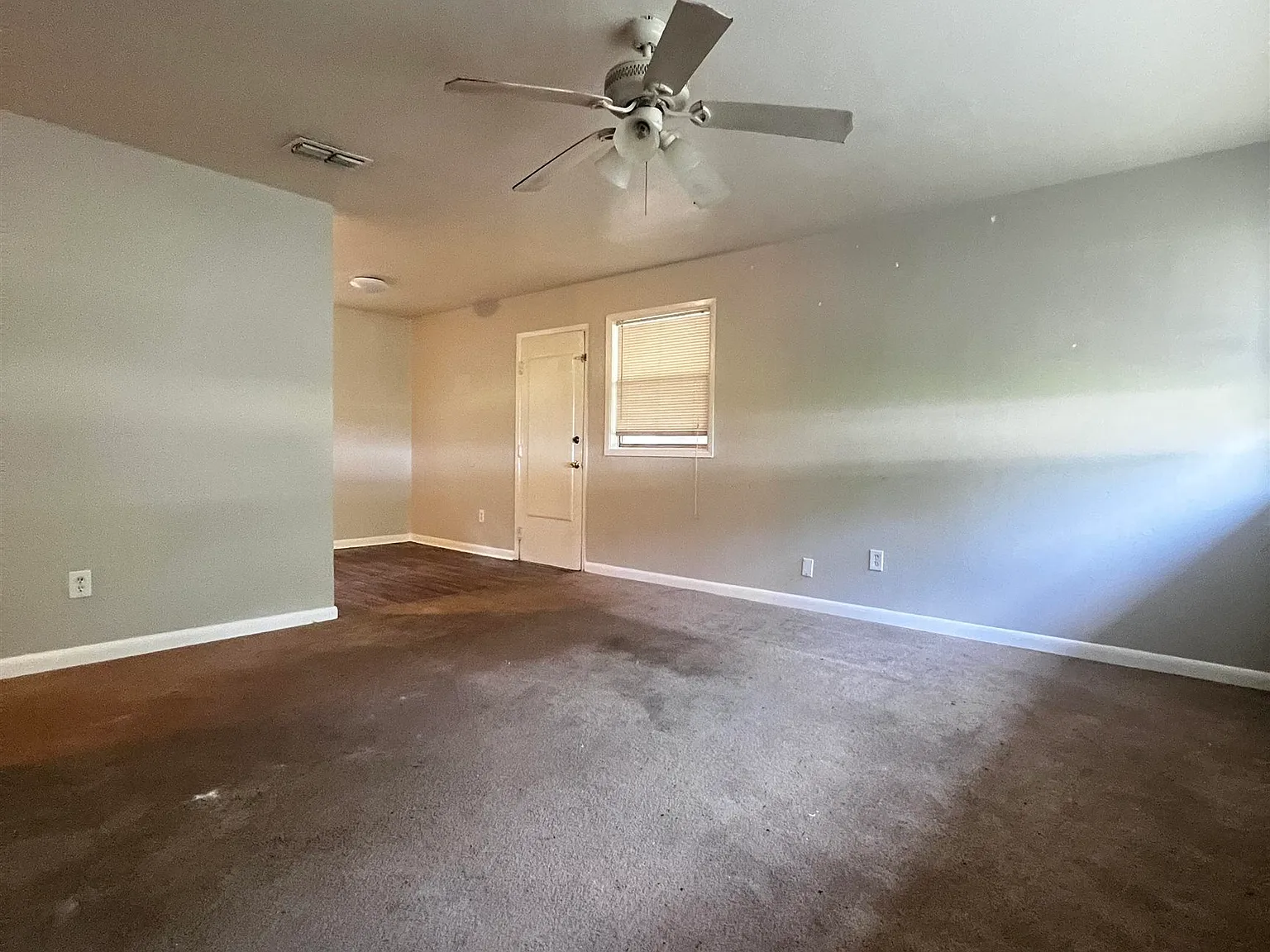 3 bed, 864 sqft, $1,350 — Photo 2