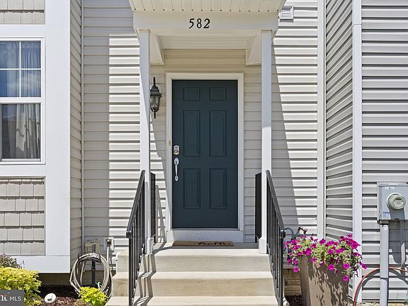 4th image of 582 English Oak Ln