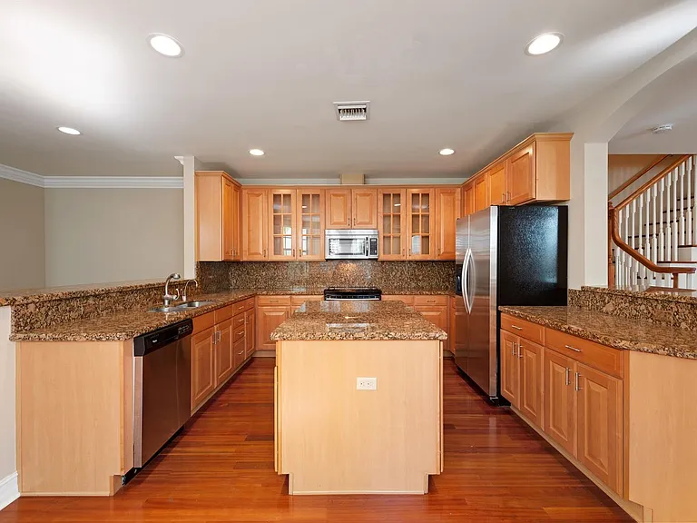 804 NE 16th Ave — Photo 4