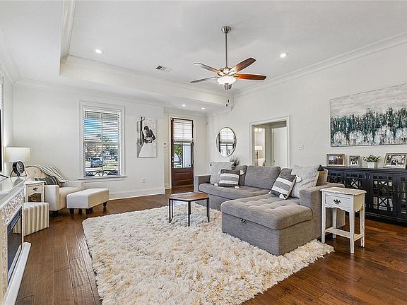 3rd image of 1020 Green St