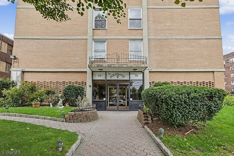 3 bed, 2.0 bath, $3,500 — Photo 2