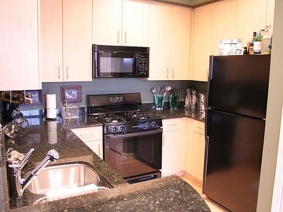 3rd image of 4722 S Woodlawn Ave APT 2N