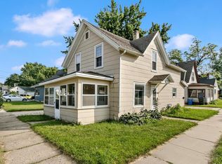 230 E Carroll St, Portage, WI 53901