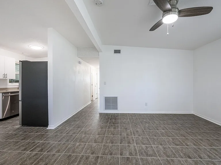 927 W Olympia Ave — Photo 14