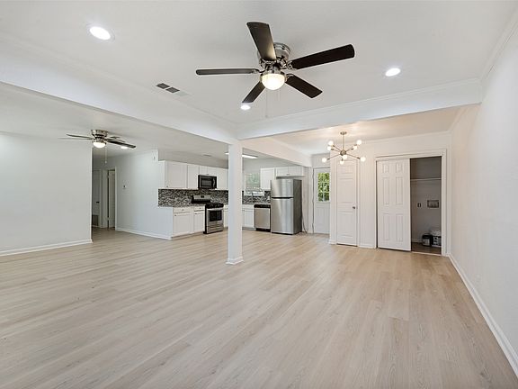4th image of 1102 E Lovers Ln