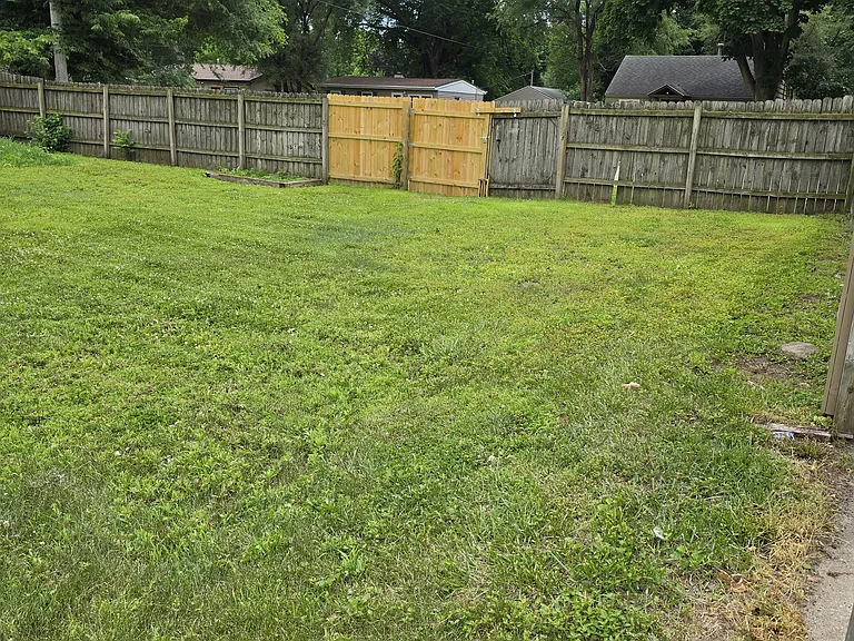 7205 Rogers St — Photo 2