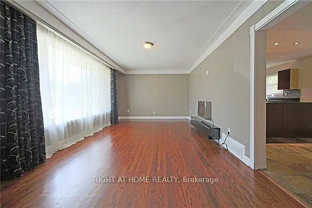 580 Taplow Cres — Photo 3