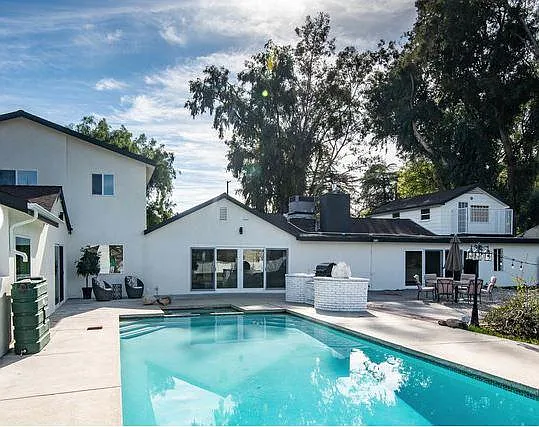 23041 Erwin St