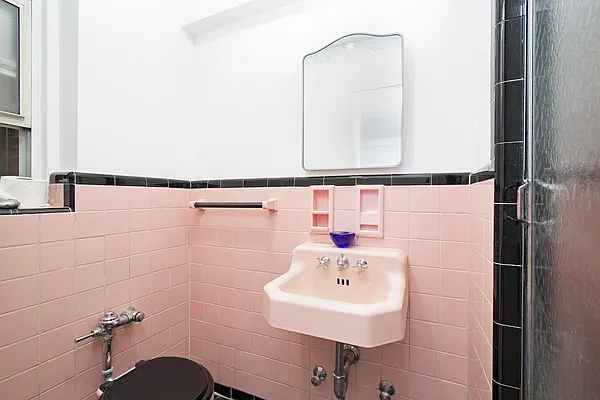 Sold by Qwest Residential Downtown LLC | media 11