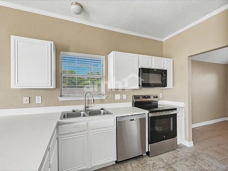 7504 Wood Slope Dr — Photo 4
