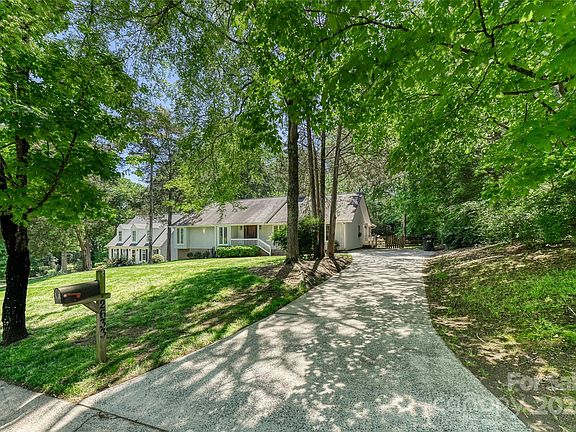 3rd image of 2633 Fernbank Dr