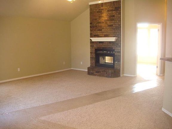 3rd image of 905 SE 36th St #Townhouse