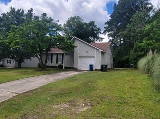 912 Hollydale Ln, Fayetteville, NC 28314