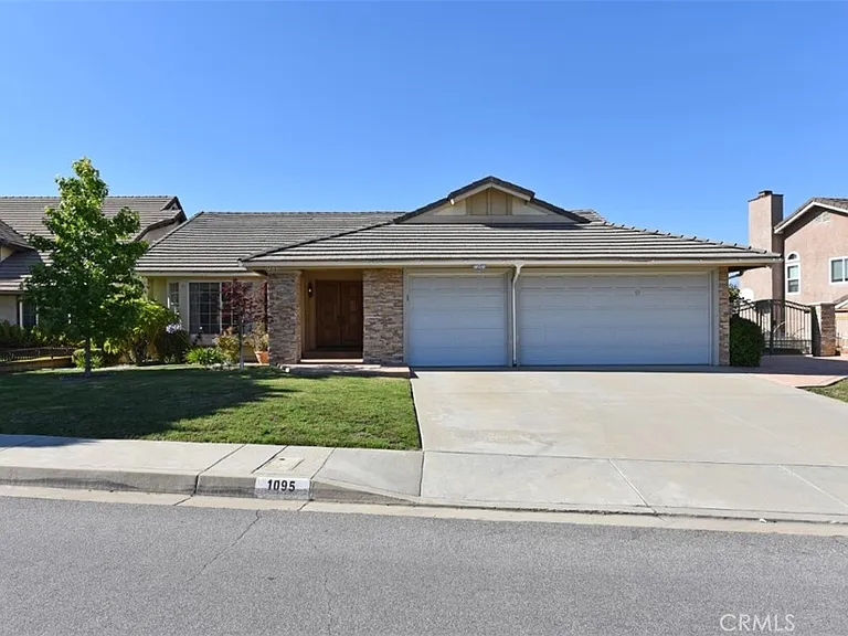 1095 Sunset Bluff Rd — Photo 1