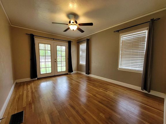 3rd image of 1443 N Farris Ave