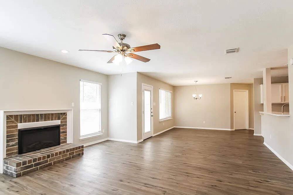 3 bed, 2.0 bath, 2160 sqft, $1,950 — Photo 4