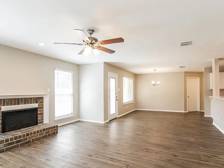 302 Dunford Ct — Photo 4