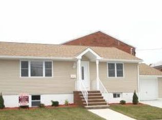 976 Schopmann Dr, Secaucus, NJ 07094