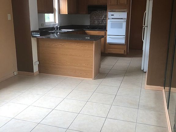 4th image of 7226 S Richmond St #2