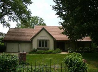 511 S Willow Dr, Olathe, KS 66062