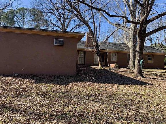2nd image of 2734 Oxford Dr