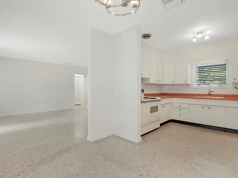 3410 Poinsettia Ave — Photo 29