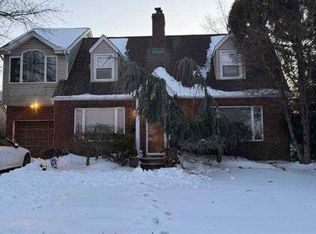 11 Avon Rd, Hewlett, NY 11557