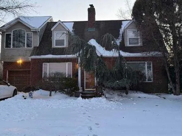 11 Avon Rd, Hewlett, NY 11557