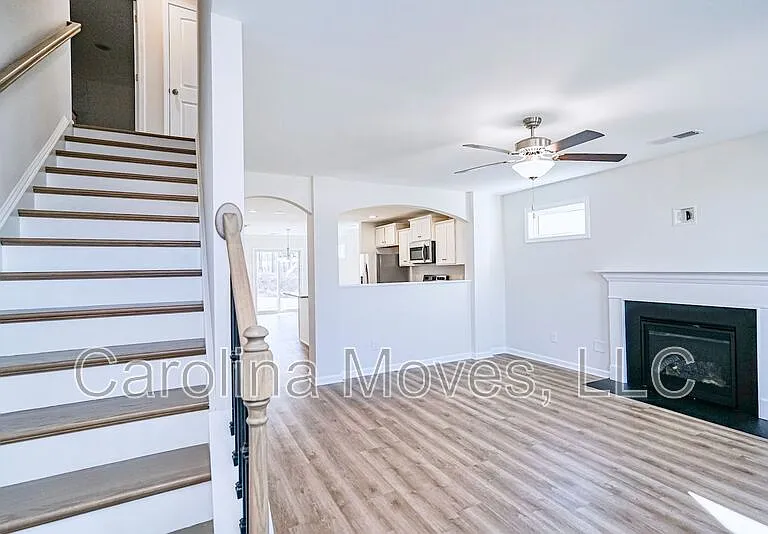 400 Chinchilla Dr — Photo 2
