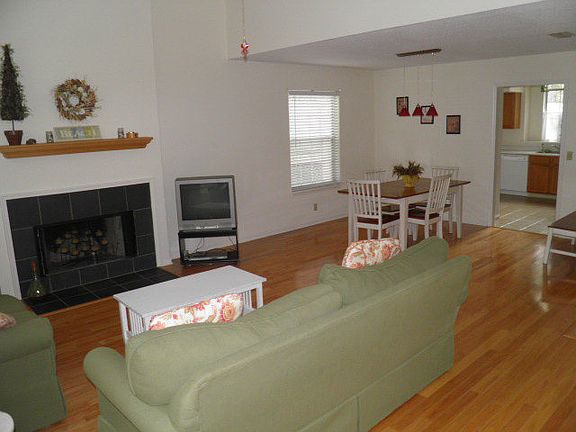 2nd image of 129 Grand Oaks Ln